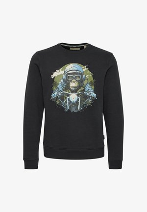 Svart sweatshirt med lång ärm och rundad halsringning, prydd med en grafik av en apa i en hjälm som kör motorcykel mot en färgglad bakgrund.