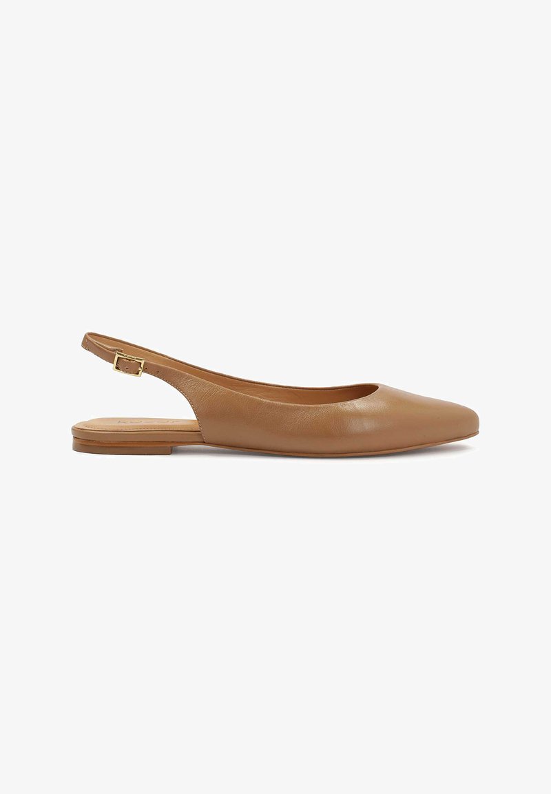 Bruna läder slingback-lägenhetsskor med rund tå, minimalistisk design och en liten guldbuckledetalj på remmen vid ankeln.