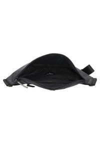 Čierna syntetická crossbody taška so zipsom, obsahujúca vnútornú kapsu a hladký, textúrovaný exteriér.