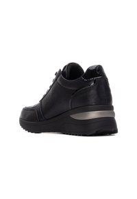 Sneaker nera in pelle con una texture liscia, design a profilo basso, accenti metallici sul tallone e suola in gomma testurizzata.