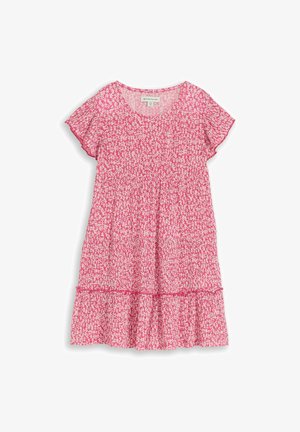 Robe rose à manches courtes avec petit motif floral blanc, encolure ronde, taille froncée et ourlet à volants.