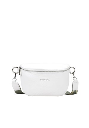 Bolso cruzado de cuero blanco con forma redondeada, cremallera plateada y correa de camuflaje verde. Presenta un logo sutil y una superficie texturizada.