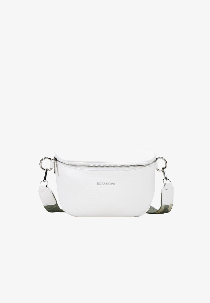 Bolso cruzado de cuero blanco con forma redondeada, cremallera plateada y correa de camuflaje verde. Presenta un logo sutil y una superficie texturizada.