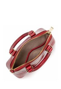 Borsa a tracolla rossa in ecopelle con finitura testurizzata, doppie maniglie, chiusura con zip dorata e rivestimento interno beige. Forma rettangolare compatta.