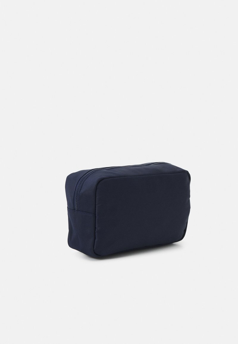 Herren Umhängetaschen | GANT RETRO SHIELD WASH KIT UNISEX Kosmetiktasche evening blue/dunkelblau - QN09442 Herren Umhängetaschen | GANT RETRO SHIELD WASH KIT UNISEX Kosmetiktasche evening blue/dunkelblau - QN09442