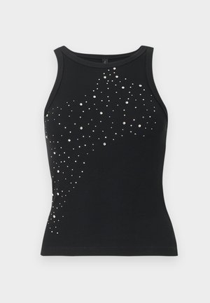 Haut noir sans manches en tissu côtelé avec un col montant, orné de petits clous argentés éparpillés formant un motif diagonal sur le devant.