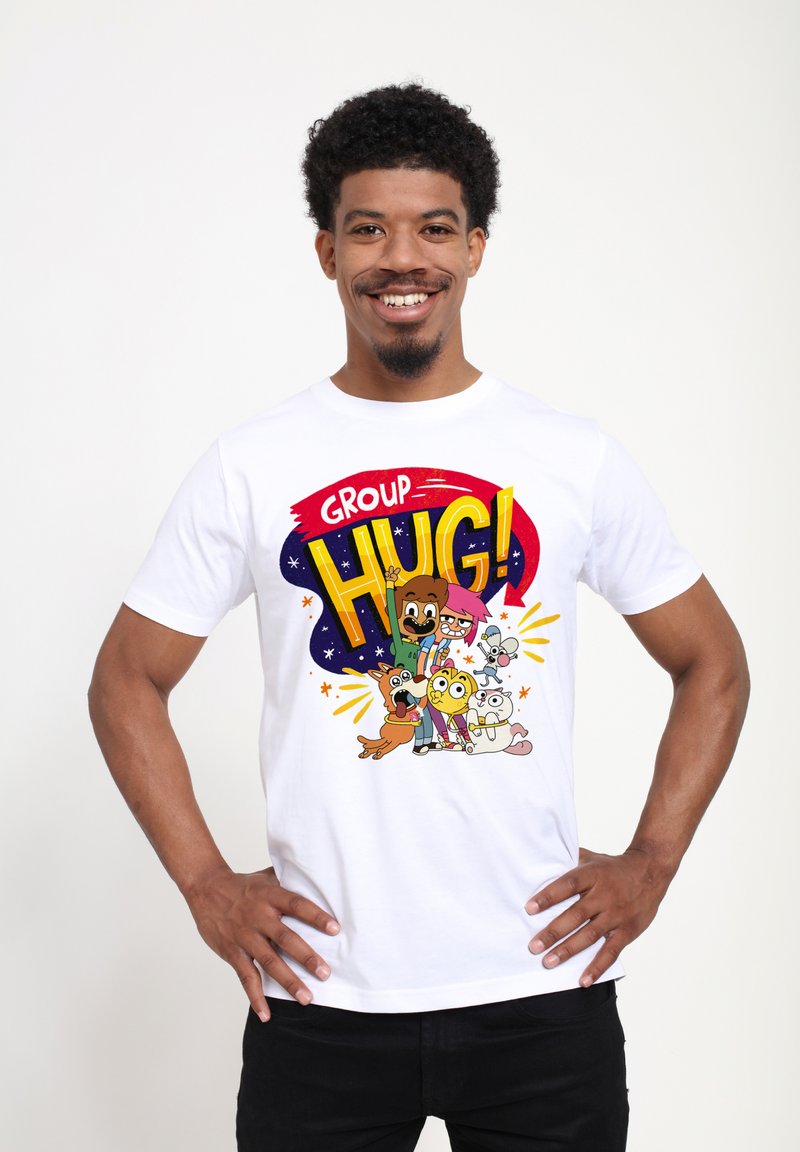 Hvid bomulds T-shirt med et farverigt tegneserie-design med teksten "GRUPPEKRAM!" og forskellige animerede karakterer i en legesyg opstilling.