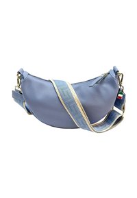 Lichtblauwe leren handtas met een gebogen ontwerp, voorzien van een gestructureerd oppervlak en een gestreepte stoffen schouderriem. Inclusief gouden hardware accenten.