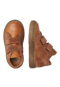 Hnědé kožené boty s suchými zipy, zaoblenými špičkami a texturovanými gumovými podrážkami. Svršek má kombinaci hladkých a semišových povrchů.