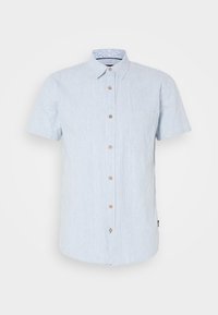 Chemise bleu clair à manches courtes avec fines rayures verticales et petite poche poitrine, présentée sur un fond uni.