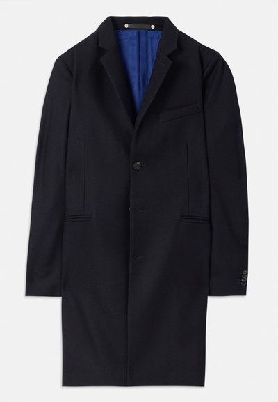 Cappotto di lana blu navy con chiusura a un bottone, revers a banda e due tasche laterali. Presenta una fodera interna blu e dettagli di cucitura minimali.