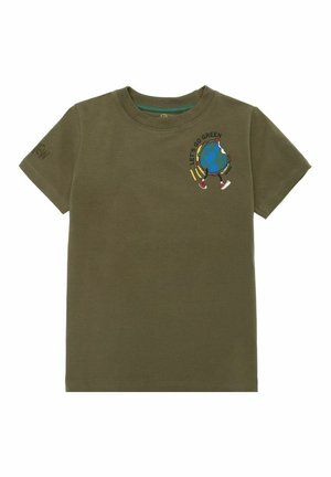 Oliwkowo-zielona koszulka z krótkim rękawem z kreskówkową Ziemią w trampkach i napisem "DBAJMY O ZIELEŃ" na piersi.