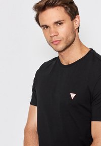 Guess KURZARM - Lihtne T-särk - schwarz