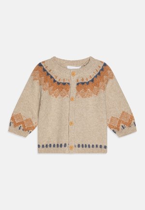 Beige strikket cardigan med rund halslinning, træknapper og orange og blå geometriske mønstre på skuldrene og ærmerne.