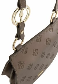 Szara skórzana torebka z wytłaczanym wzorem, złotymi akcentami, łańcuchem na pasku oraz kontrastowym przeszyciem.