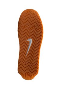 Semelle en caoutchouc orange avec un motif en zigzag, arborant un logo Nike blanc au centre. Texture lisse avec des rainures pour une meilleure adhérence.