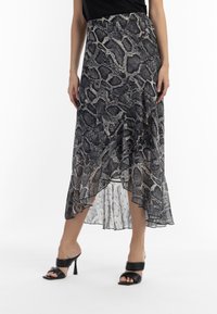 Fustă maxi cu un design imprimeu de șarpe, având un tiv în straturi, în tonuri de negru și gri, realizată dintr-un material ușor, cu o textură fluidă.