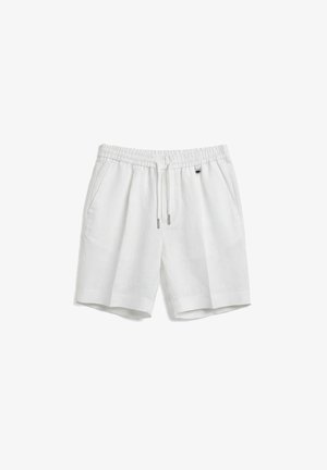 Pantaloncini bianchi con vita elastica, coulisse, tasche laterali e piccolo logo metallico sulla parte anteriore superiore destra.