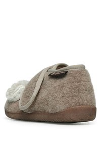 Béžové vlněné pantofle s texturovaným materiálem, zaobleným tvarem, zadní patou a chlupatým detailem na přední straně. Světlá gumová podrážka pro lepší přilnavost.