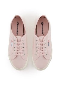 Sneakers in tela rosa con suole in gomma bianca. Le caratteristiche includono un design con lacci e occhielli argentati, con il logo "Superga" sul lato.