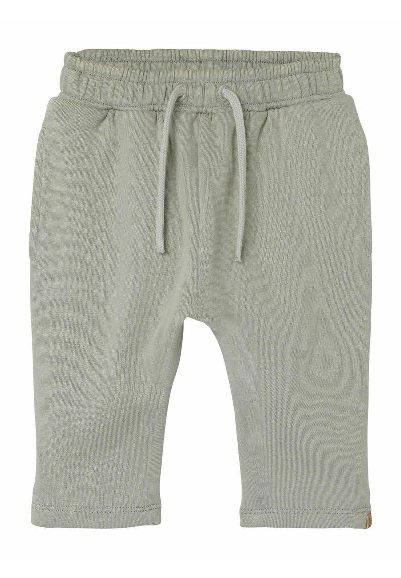 Shorts in cotone verde chiaro con vita elastica e coulisse, dotati di due tasche laterali e una superficie liscia.