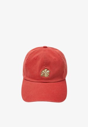 Casquette de baseball rouge avec une petite fleur d’hibiscus brodée en or au centre du panneau avant.