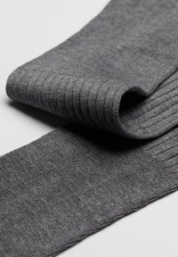 Graue gerippte Socken, weiche Textur, aus einem glatten, dehnbaren Stoff mit subtilen variations in der Dicke an der Oberfläche.