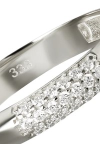 Bague en métal blanc avec une bande de petits diamants sertis sur une surface texturée ; marquée du numéro "333" à l'intérieur.