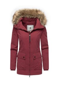 Bordo parka tipo striukė su kailiniu pamušalu ant gobtuvo, priekiniu užtrauktuku, dviem uždarinėjamomis kišenėmis ir tekstūruota medžiagos apdaila. Viduje matoma etiketė.
