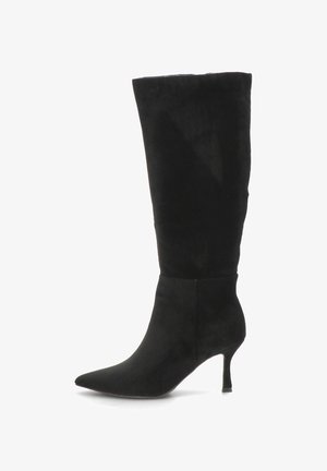 Bota de ante negro hasta la rodilla con punta afilada y tacón stiletto delgado. Textura suave, diseño ajustado, estilo minimalista.