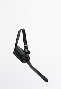 Sac à épaule en cuir noir avec fermeture éclair, forme rectangulaire fine, bandoulière réglable et détail en boucle en argent poli.