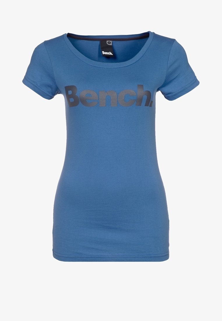 Niebieska koszulka z bawełny, z krótkimi rękawami i okrągłym dekoltem. Duże czarne logo "Bench." nadrukowane na przodzie.