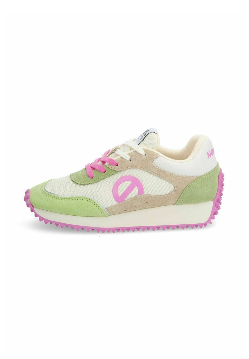 Sneaker sportivo con materiale in rete e suede, colori bianco, verde e beige. Presenta lacci e logo rosa, suola in gomma testurizzata con tacchetti.