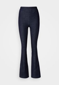 Σκούρο μπλε τζιν παντελόνι καμπάνα με ψηλή μέση, με λεία υφή και ελαφριά λάμψη, χωρίς ορατά μεταλλικά στοιχεία ή διακοσμήσεις.