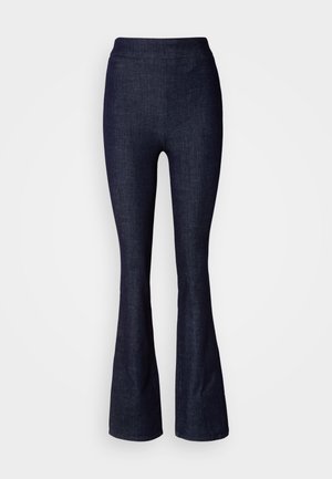 Sötétkék farmer bővülő nadrág magas derékrésszel, sima textúrával és enyhe fényes felülettel, látható zárak vagy díszítések nélkül.