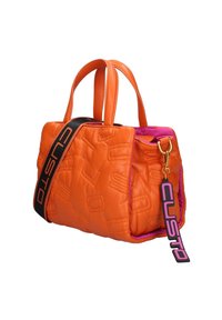 Sac à main orange matelassé avec deux poignées, bandoulière noire et orange, et étiquette bordée de rose portant l'inscription "CUSTO" attachée par un fermoir doré.