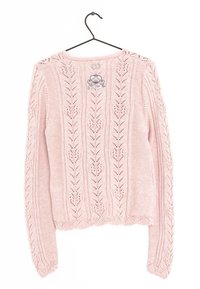 Rosa stickad tröja med ett spetsmönster, featuring långa ärmar och vågiga kanter. Inkluderar ett dekorativt emblem vid halsringningen.