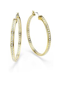 Pendientes de aro en tono dorado que cuentan con una fila de cristales transparentes a lo largo del borde exterior. Los aros son ligeros y tienen un acabado pulido.