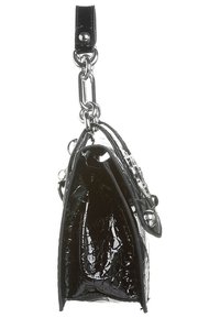 Lille sort patentlæderhåndtaske med krokodillemønster, sølvfarvet kædebærestrop og metalspænde, vist fra siden på hvid baggrund.