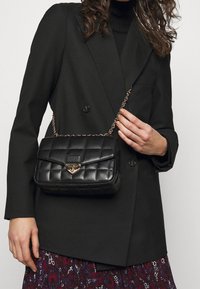 MICHAEL Michael Kors Taška s příčným popruhem - black
