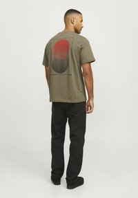 R.D.D. ROYAL DENIM DIVISION T-shirt print - dusky green