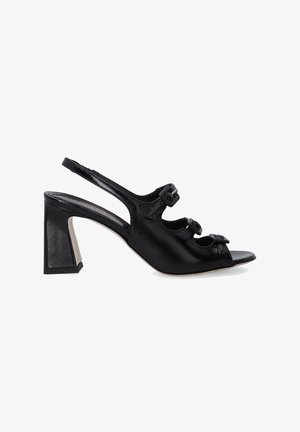 Schwarze Leder-Slingback-High Heels verfügen über drei vordere Schnallen, eine offene Zehenpartie und einen klobigen Blockabsatz mit strukturiertem Finish.