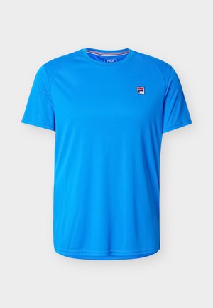 T-shirt de sport bleu à manches courtes FILA avec col rond et petit logo FILA sur la poitrine gauche sur fond uni.