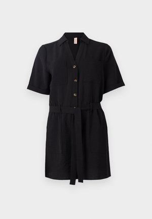 Rochie scurtă neagră cu mânecă scurtă, cu închidere butonată în față, două buzunare pe piept, talie cu brau și o textură de țesătură bine definită.