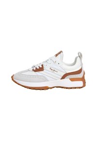 Chaussure de sport blanche et brune avec un dessus en cuir texturé, une languette rembourrée et une semelle en caoutchouc. Présente un logo discret et un système de laçage.