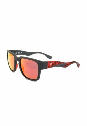 Occhiali da sole sportivi neri e rossi con lenti rettangolari arancioni specchiate e aste curve con motivo maculato.