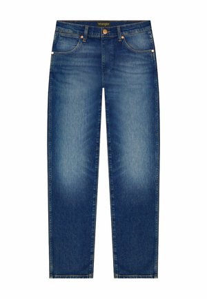 Jean en denim bleu coupe droite avec cinq poches, fermeture par bouton en laiton, légère décoloration sur les cuisses, marqué Wrangler à la ceinture.