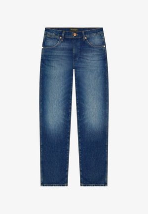 Jeans de mezclilla azul de pierna recta con cinco bolsillos, cierre con botón de bronce y ligero desteñido en los muslos, con la marca Wrangler en la cintura.