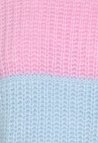 Pieces PCNAOMI O NECK  - Strikkegenser - pala/angel falls/pale banana