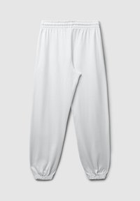 Weiße Trainingshose mit elastischem Bund und gerafften Bündchen, aus weichem Material gefertigt, mit glatter Textur und einem einfachen, geraden Bein-Design.